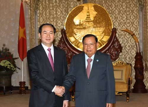 Tổng Bí thư, Chủ tịch nước Lào Bounnhang Vorachith tiếp đón Chủ tịch nước Trần Đại Quang Ảnh: TTXVN