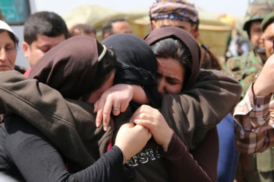 Một nhóm phụ nữ Yazidi được IS trả tự do ngày 8-8 - Ảnh: CNN 