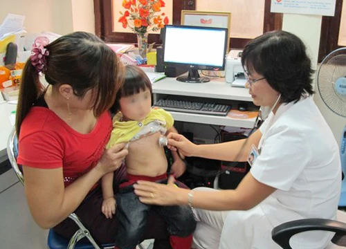 Thay đổi chế độ dinh dưỡng là một trong những biện pháp quan trọng để cải thiện tầm vóc - Ảnh: Khám dinh dưỡng cho trẻ tại Viện dinh dưỡng quốc gia (Hà Nội)