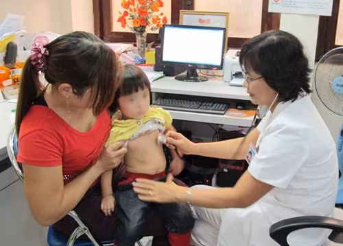 Thay đổi chế độ dinh dưỡng là một trong những biện pháp quan trọng để cải thiện tầm vóc - Ảnh: Khám dinh dưỡng cho trẻ tại Viện dinh dưỡng quốc gia (Hà Nội)