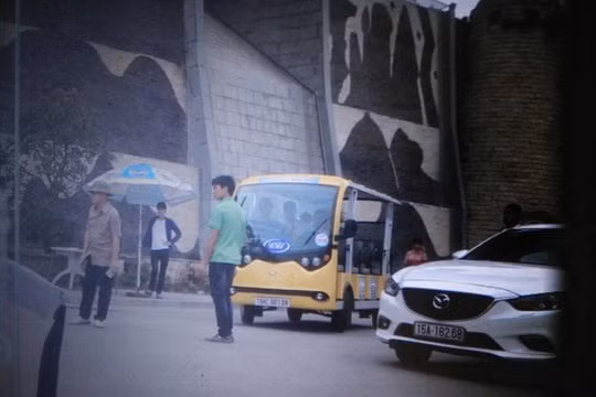 Xe của Công ty CP Hoàng Hồng Vân đang chặn cửa ra vào Khu du lịch quốc tế Hòn Dáu thuộc Đồ Sơn, Hải Phòng. Ảnh do doanh nghiệp cung cấp.