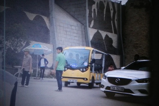 Xe của Công ty CP Hoàng Hồng Vân đang chặn cửa ra vào Khu du lịch quốc tế Hòn Dáu thuộc Đồ Sơn, Hải Phòng. Ảnh do doanh nghiệp cung cấp.