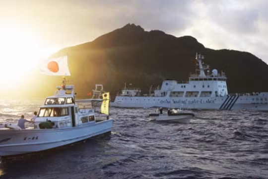 Tàu tuần tra Trung Quốc và tàu tuần duyên Nhật bản chạy gần nhau trong vùng biển tranh chấp gần quần đảo Điếu Ngư/Senkaku - Ảnh: Reuters