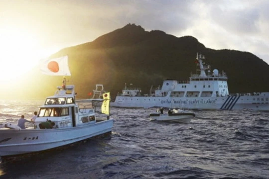 Tàu tuần tra Trung Quốc và tàu tuần duyên Nhật bản chạy gần nhau trong vùng biển tranh chấp gần quần đảo Điếu Ngư/Senkaku - Ảnh: Reuters