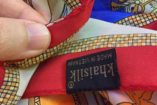 Khaisilk đã 'nhập nhèm xuất xứ' khăn lụa. Ảnh: Thanh Niên