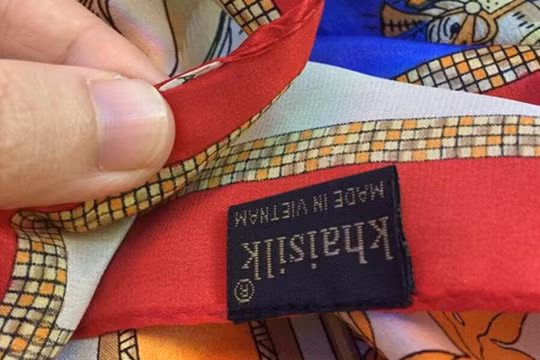 Khaisilk đã 'nhập nhèm xuất xứ' khăn lụa. Ảnh: Thanh Niên