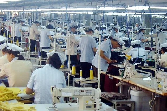 Công nhân làm việc trong Khu công nghiệp chung Kaesong (ảnh: Koogle.tv)