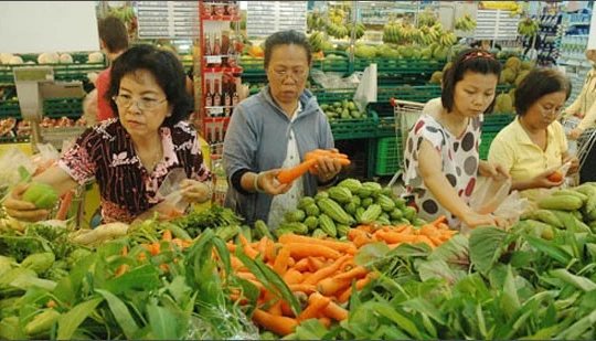 Người tiêu dùng vẫn phải tự bảo vệ mình trong ma trận thực phẩm bẩn. Ảnh minh họa: V. Dũng