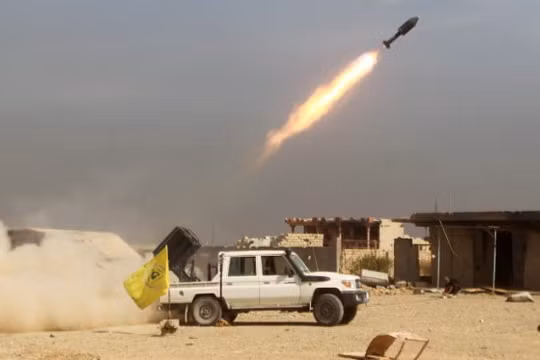 Các chiến binh người Shiite bắn rốc-két về phía IS khi đang tiến về phía Baiji, Iraq - Ảnh: AFP