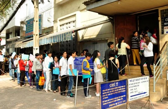 Người dân xếp hàng dài chờ làm hộ chiếu chiều 20-3