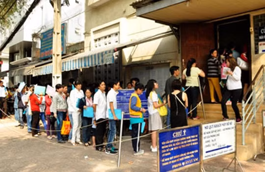 Người dân xếp hàng dài chờ làm hộ chiếu chiều 20-3