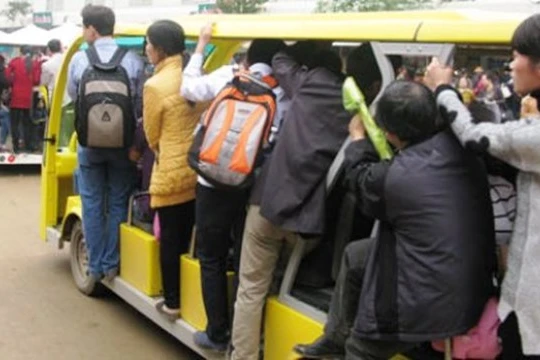 Cảnh đi xe điện ở khu du lịch của "đại gia" Ninh Bình