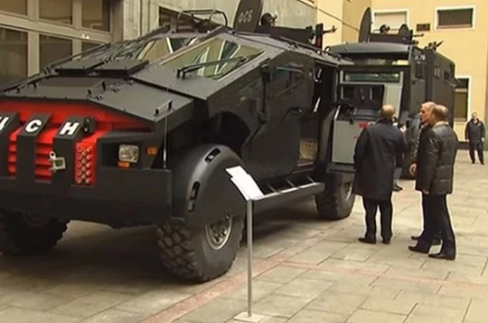 Video Tổng thống Putin kiểm tra dàn xe siêu ngầu của đặc nhiệm Spetsnaz