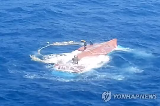 Tàu cá Hàn Quốc bị lật trên biển. (Nguồn: Yonhap)