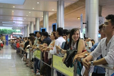  Khách vui vẻ chờ đợi người thân của mình 