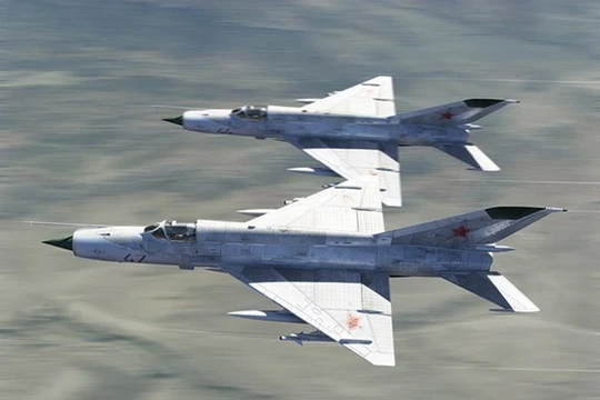 Hai tiêm kích MiG-21 được cho là từng giúp đỡ sinh viên sĩ quan trường hàng không quân sự cao cấp Kharkov thu hoạch khoai tây bằng cách bay sát mặt đất để khoai bị bắn tung lên - Ảnh minh hoạ: Diễn đàn vk.com/russianarmynews