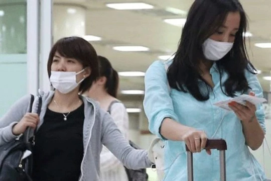 Phụ nữ Hàn Quốc mang khẩu trang chống lây nhiễm virus MERS