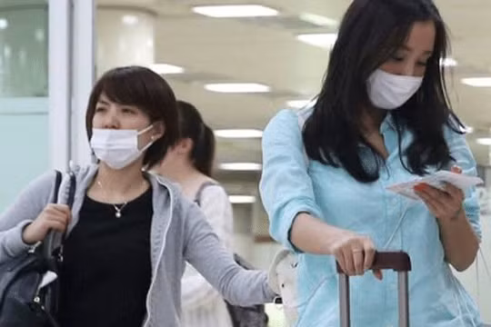Phụ nữ Hàn Quốc mang khẩu trang chống lây nhiễm virus MERS