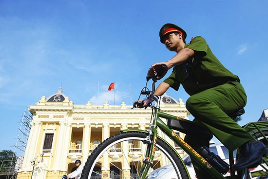 Toàn thân chiếc xe được sơn màu xanh lá cây và đồng bộ với màu quân phục