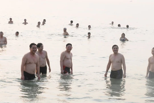 Bí thư Đà Nẵng Nguyễn Xuân Anh, phó Bí thư Quảng Nam Phan Việt Cường, phó Bí thư Đà Nẵng Võ Công Trí (từ phải qua) cùng các cán bộ Văn phòng Thành ủy Đà Nẵng xuống tắm biển tại bãi biển Bắc Mỹ An (Q. Ngũ Hành Sơn) - Ảnh: Đăng Nam