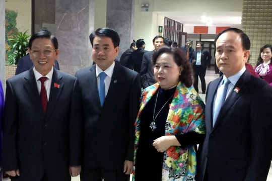 Ông Nguyễn Thế Thảo, Chủ tịch UBND thành phố Hà Nội nhiệm kỳ 2011-2016 (thứ nhất từ bên trái) chụp hình cùng tân Chủ tịch UBND thành phố Nguyễn Đức Chung (thứ hai từ bên trái) và Chủ tịch HĐND thành phố Nguyễn Thị Bích Ngọc (thứ ba từ bên trái)