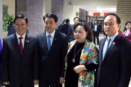 Ông Nguyễn Thế Thảo, Chủ tịch UBND thành phố Hà Nội nhiệm kỳ 2011-2016 (thứ nhất từ bên trái) chụp hình cùng tân Chủ tịch UBND thành phố Nguyễn Đức Chung (thứ hai từ bên trái) và Chủ tịch HĐND thành phố Nguyễn Thị Bích Ngọc (thứ ba từ bên trái)