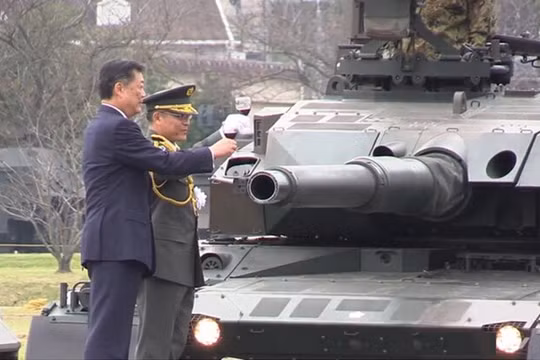 Đặt 2 ly rượu vang lên phía đầu nòng pháo