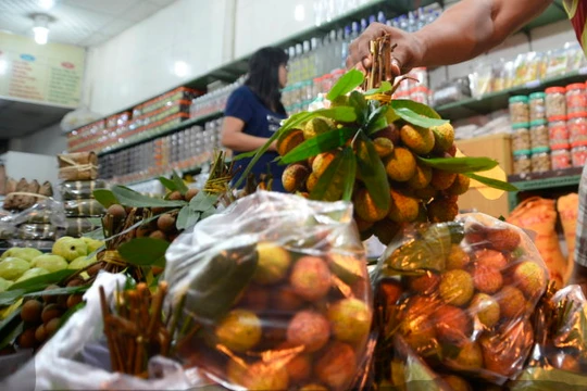 Vải thiều đầu mùa được bán tại một cửa hàng rau, củ, quả Hà Nội (Q.3, TP.HCM) với giá 70.000/kg - Ảnh: Duyên Phan