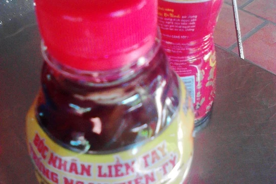 Trà thảo mộc Dr. Thanh được cho là có vật lạ lợn cợn bên trong ở Cà Mau. Ảnh: CTV.