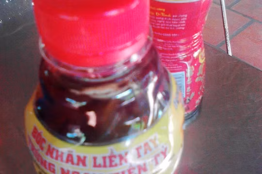 Trà thảo mộc Dr. Thanh được cho là có vật lạ lợn cợn bên trong ở Cà Mau. Ảnh: CTV.