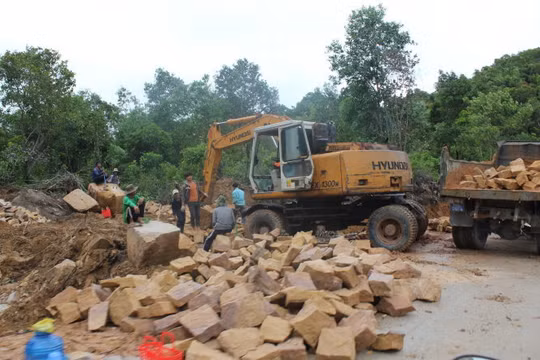 Công nhân khẩn trương xây dựng con đường xuyên qua rừng phòng hộ vào các dự án du lịch ở Bãi Sao (thị trấn An Thới)