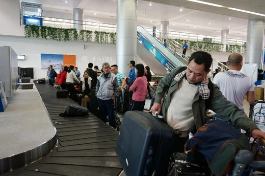 Hành khách nhận hành lý tại Sân bay Quốc tế Tân Sơn Nhất