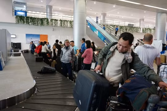 Hành khách nhận hành lý tại Sân bay Quốc tế Tân Sơn Nhất