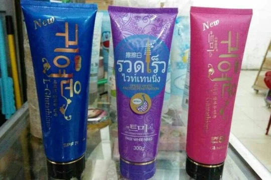  Một loại mỹ phẩm có in chữ Hàn, Thái, nhưng lại được pha chế tại Trung Quốc.