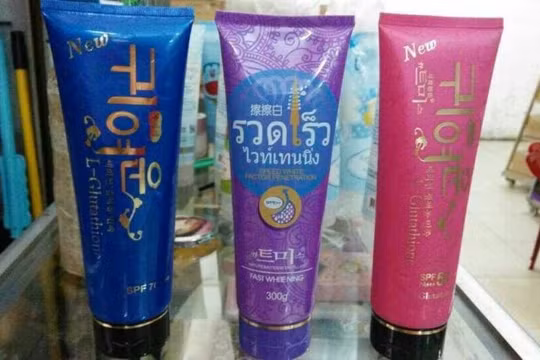  Một loại mỹ phẩm có in chữ Hàn, Thái, nhưng lại được pha chế tại Trung Quốc.