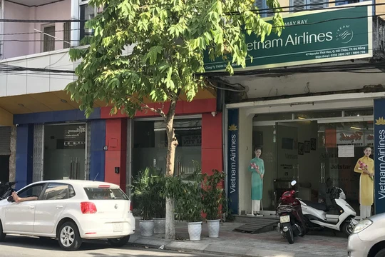 Dãy nhà gồm ba căn mà gia đình ông Nguyễn Xuân Anh đang sử dụng, trong đó nhà số 47 Nguyễn Thái Học được làm trụ sở Công ty TNHH Xuân Minh Phát (đại lý vé máy bay) Ảnh: B.C.X.