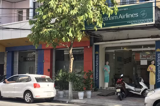 Dãy nhà gồm ba căn mà gia đình ông Nguyễn Xuân Anh đang sử dụng, trong đó nhà số 47 Nguyễn Thái Học được làm trụ sở Công ty TNHH Xuân Minh Phát (đại lý vé máy bay) Ảnh: B.C.X.