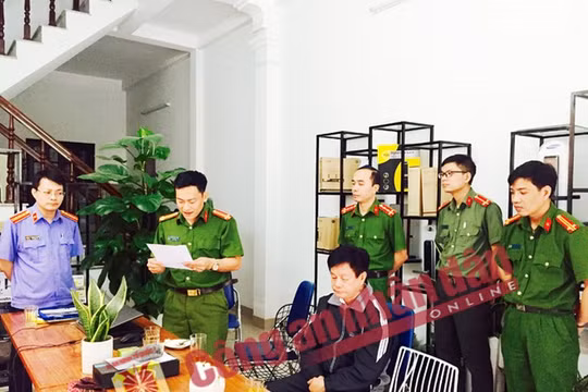 Cơ quan ANĐT Công an tỉnh Phú Thọ thực hiện lệnh khám xét trụ sở các Công ty mà Nguyễn Đình Chiến đang làm Chủ tịch HĐQT và Phó Giám đốc. (Ảnh: Báo CAND)