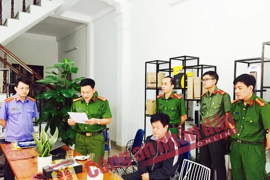 Cơ quan ANĐT Công an tỉnh Phú Thọ thực hiện lệnh khám xét trụ sở các Công ty mà Nguyễn Đình Chiến đang làm Chủ tịch HĐQT và Phó Giám đốc. (Ảnh: Báo CAND)