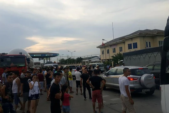 Trạm thu phí quốc lộ 5 đoạn qua Văn Lâm, Hưng Yên bị ùn tắc khi tài xế sử dụng tiền lẻ trả phí. Ảnh: Otofun.