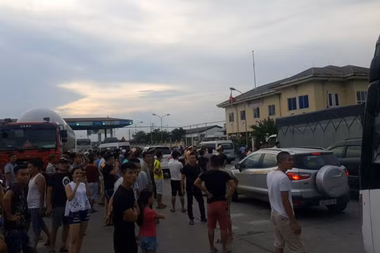 Trạm thu phí quốc lộ 5 đoạn qua Văn Lâm, Hưng Yên bị ùn tắc khi tài xế sử dụng tiền lẻ trả phí. Ảnh: Otofun.