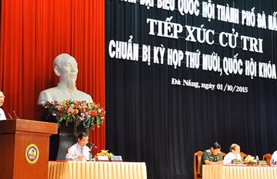 Phó Chủ tịch Quốc hội Huỳnh Ngọc Sơn phát biểu tại buổi tiếp xúc cử tri TP. Đà Nẵng sáng 1/0 (Ảnh: HC)