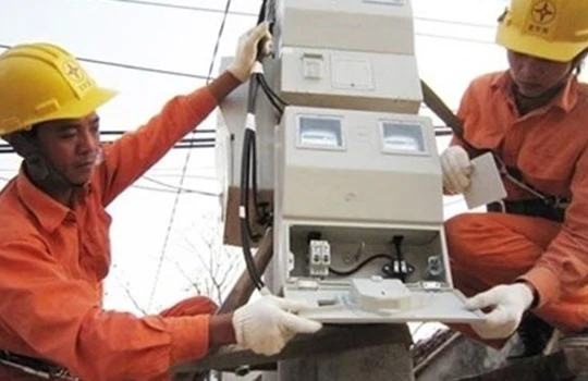 Dù thời tiết đang nắng nóng nhưng nhiều nơi trên cả nước, người dân vẫn phải chịu cảnh mất điện.