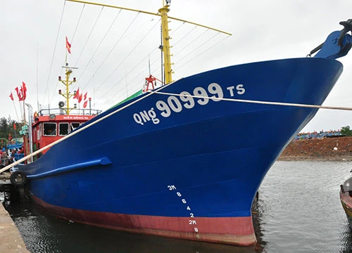 Một chiếc tàu vỏ thép ở Quảng Ngãi được đóng mới từ nguồn vốn vay. Ảnh TL