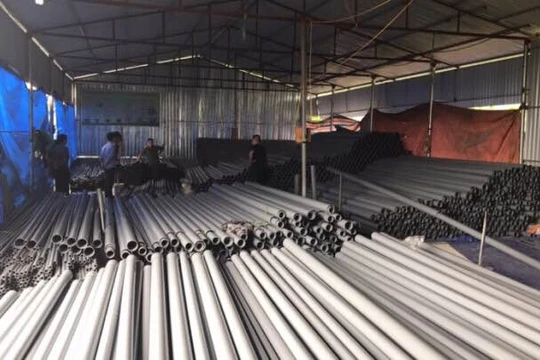 Kho hàng chứa ống nhựa nghi giả nhãn hiệu Nhựa Tiền Phong. Ảnh: Nhựa Tiền Phong