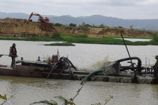 Phó thủ tướng Nguyễn Xuân Phúc thị sát nạn khai thác cát trái phép