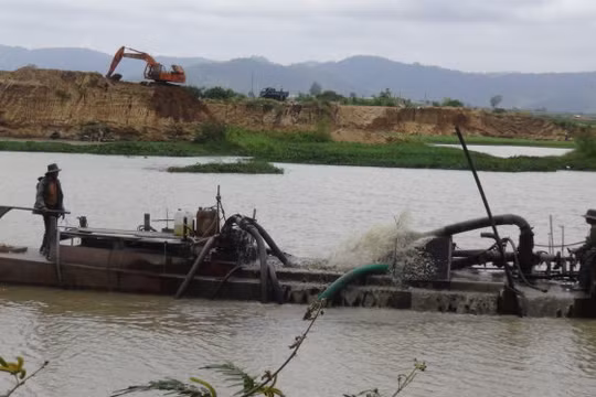 Phó thủ tướng Nguyễn Xuân Phúc thị sát nạn khai thác cát trái phép