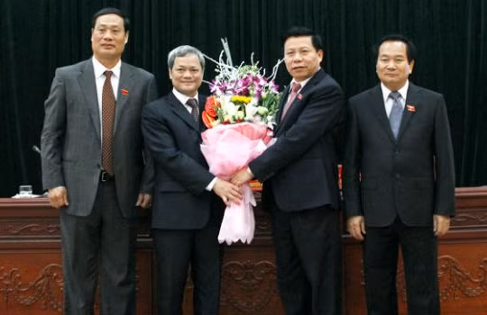 Ông Nguyễn Tử Quỳnh, tân Chủ tịch UBND tỉnh Bắc Ninh (thứ hai từ trái sang)