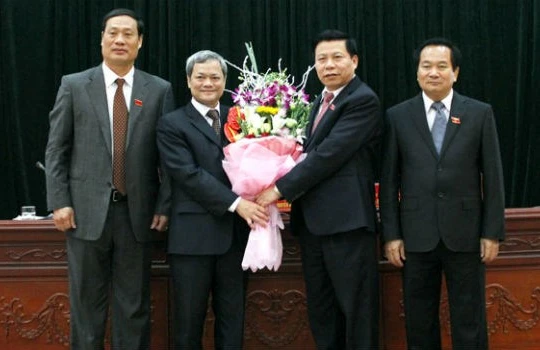 Ông Nguyễn Tử Quỳnh, tân Chủ tịch UBND tỉnh Bắc Ninh (thứ hai từ trái sang)