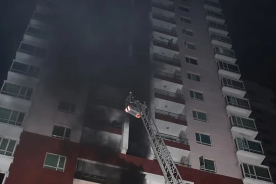 Sốc: Xe thang Hà Nội không thể vươn quá 18 tầng trong khi chung cư liên tiếp cháy